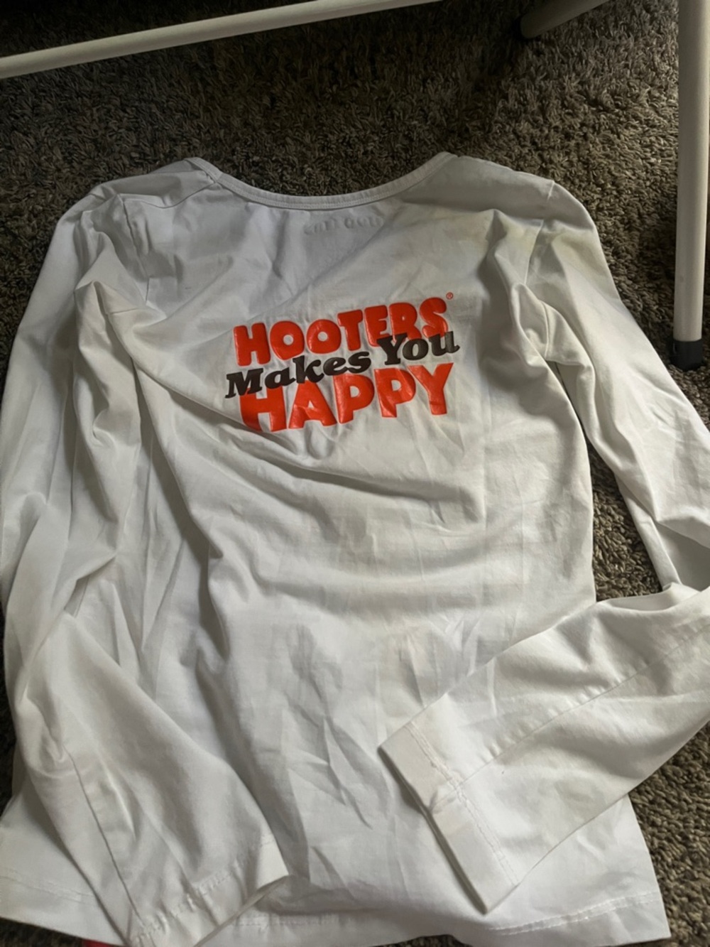 Hooters White Long-Sleeve V-Neck Tee with Orange Logo - Picture 3 of 3